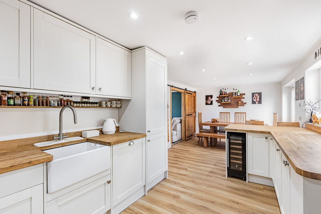 Property photo 3 of 18 Kitchen
