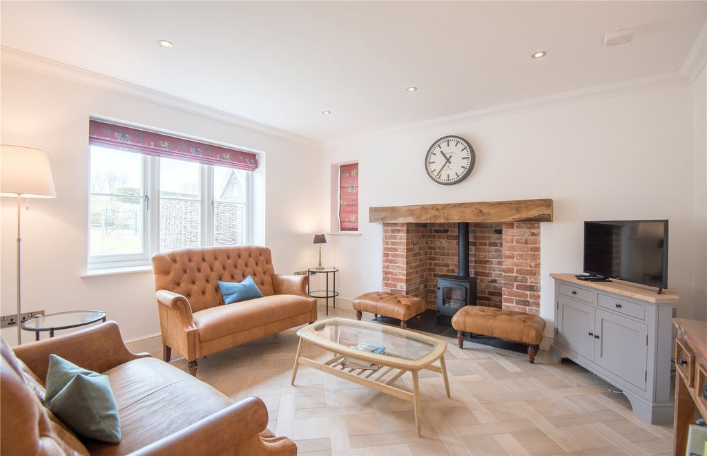 Property photo 3 of 17 Snug