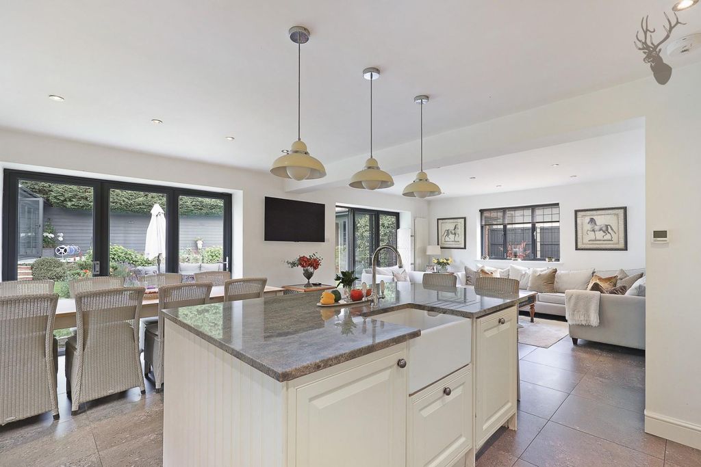 Property photo 3 of 34