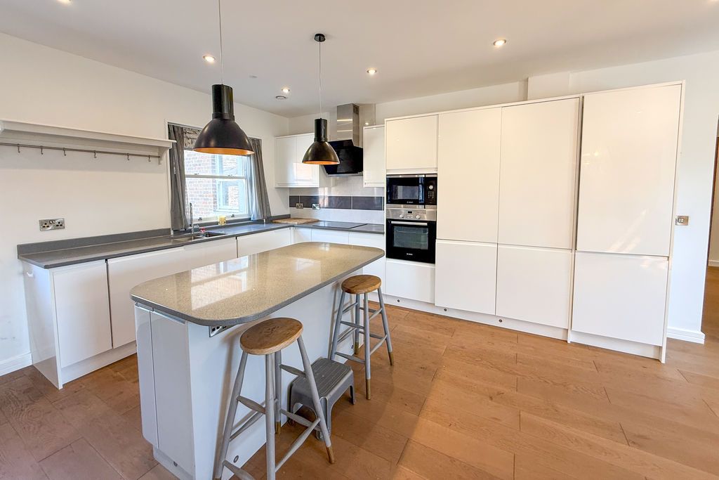 Property photo 3 of 15 Kitchen/Dining Room