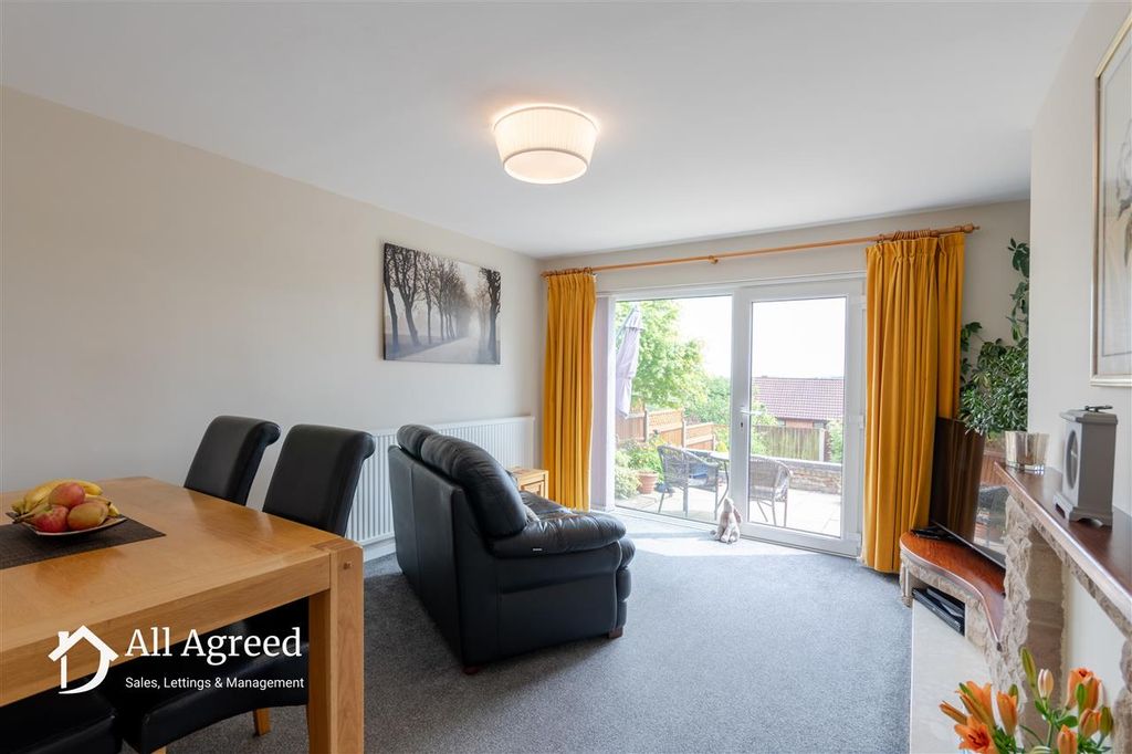 Property photo 3 of 10 Lounge