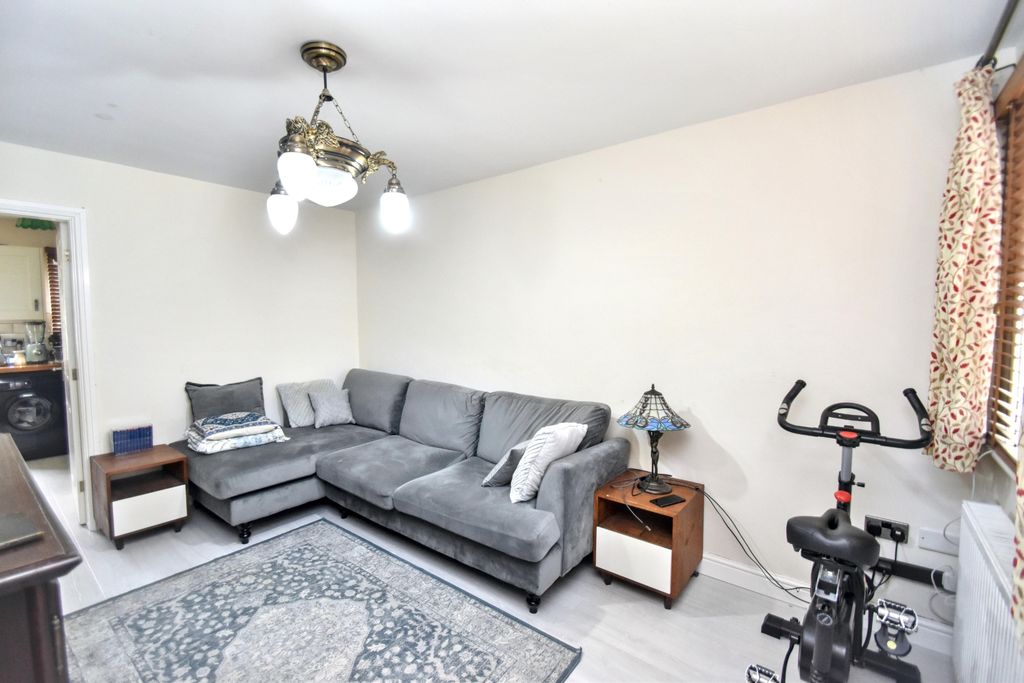 Property photo 3 of 17 Lounge