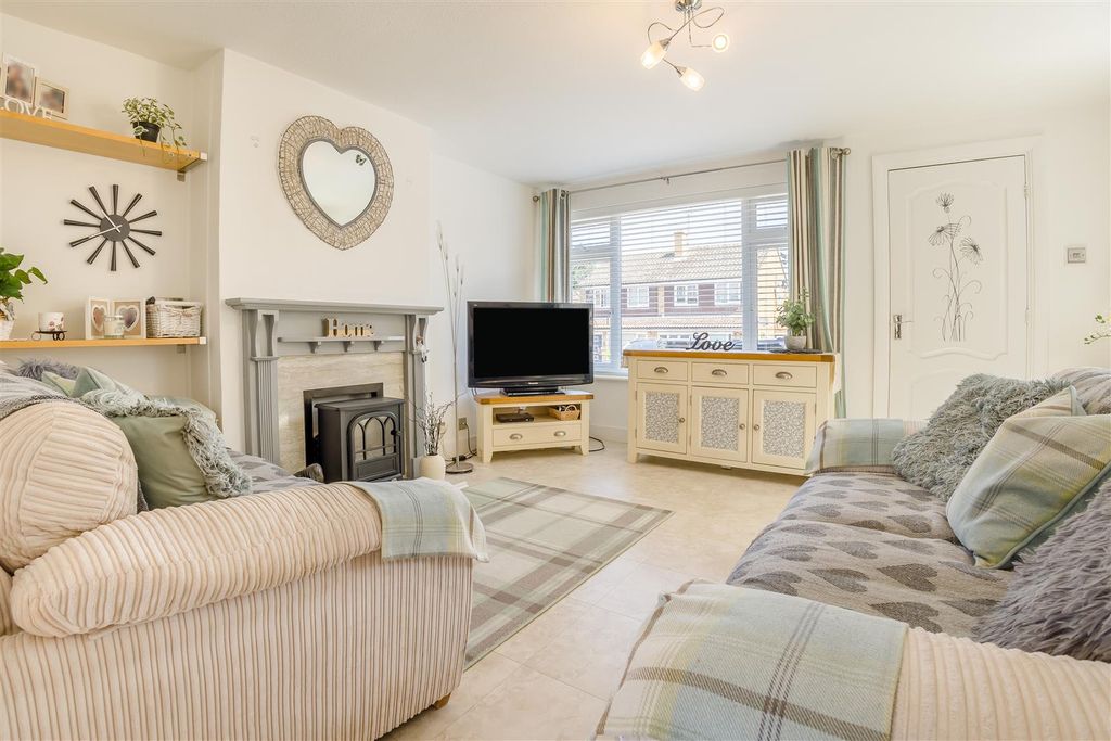 Property photo 2 of 14 8697118-Interior02.Jpg