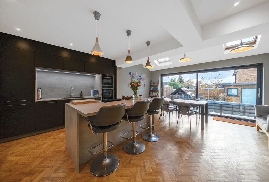 Property photo 3 of 11 1377173-11-690Cdb...