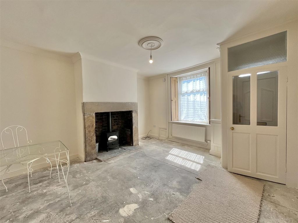 Property photo 2 of 10 Lounge