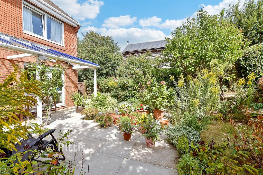 Property photo 3 of 7 Communal Gardens