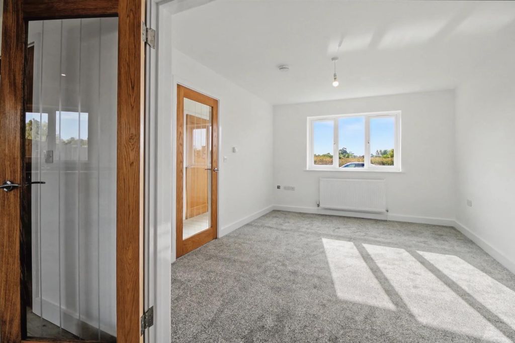 Property photo 3 of 17 Lounge