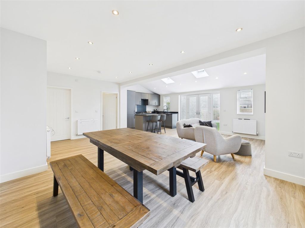 Property photo 3 of 18 Cam05476G0-Pr0065-Still009.Jpg