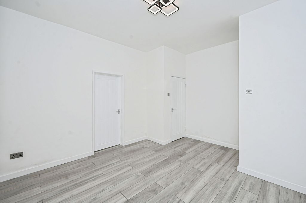 Property photo 3 of 18 Pbox-Img.Jpg
