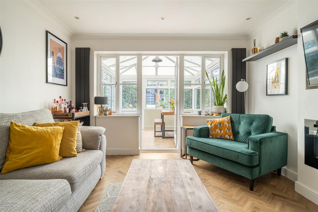 Property photo 3 of 24 Stanley Road, E18
