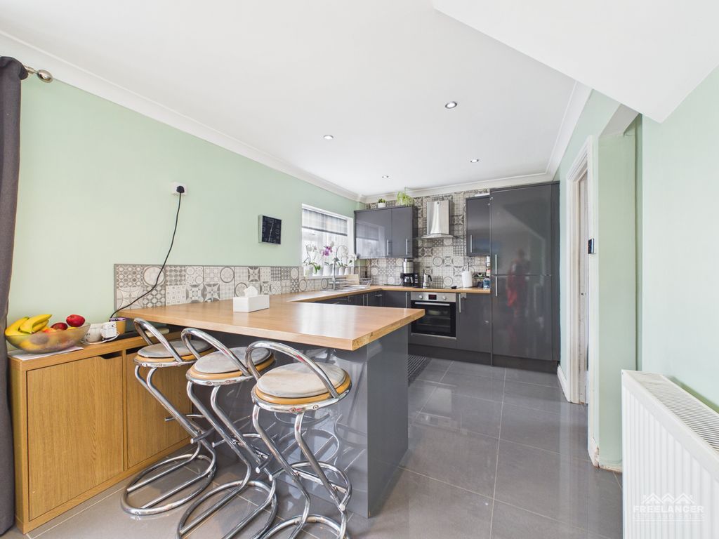 Property photo 3 of 17 Kitchen