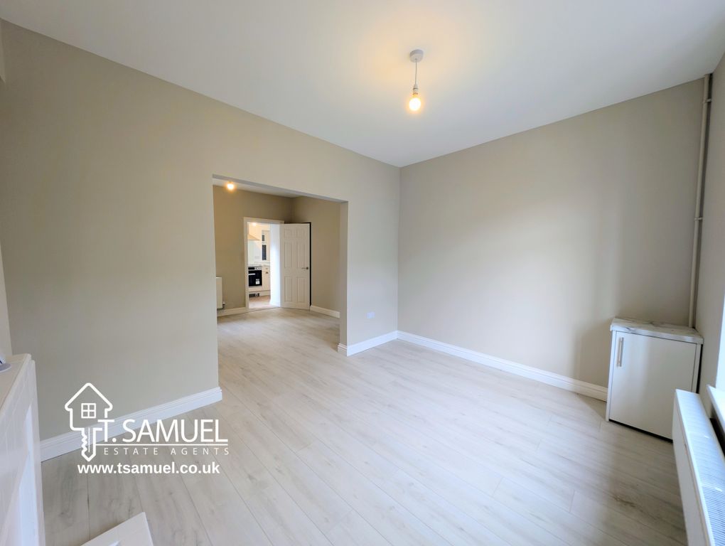 Property photo 3 of 20 Lounge