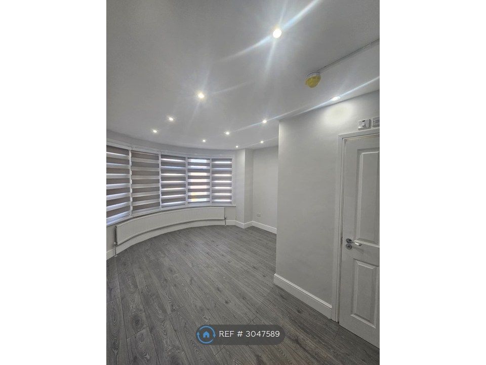 Property photo 1 of 5 Ensuite Bedroom