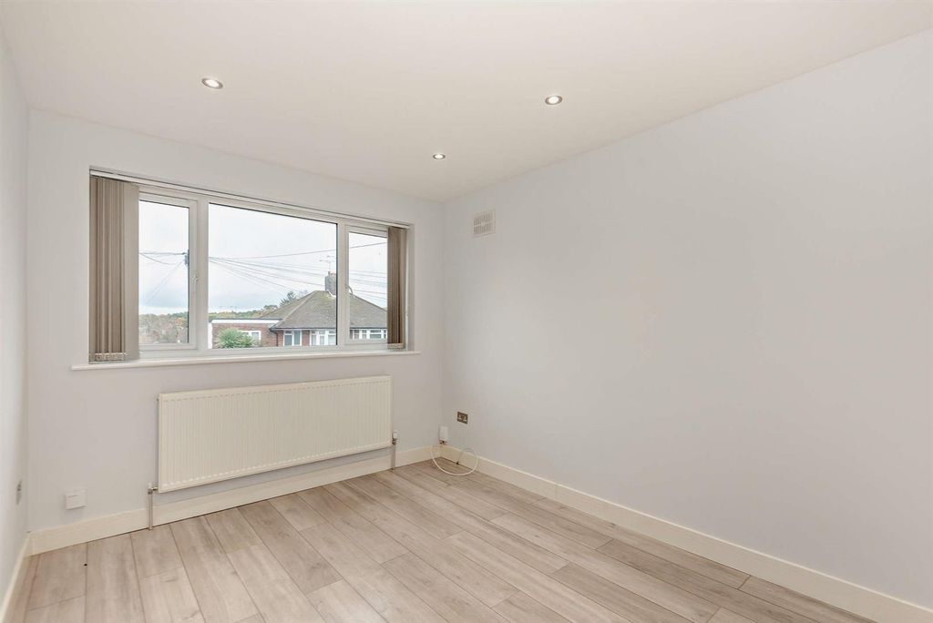 Property photo 3 of 7 8672774-Interior05-800.Jpg