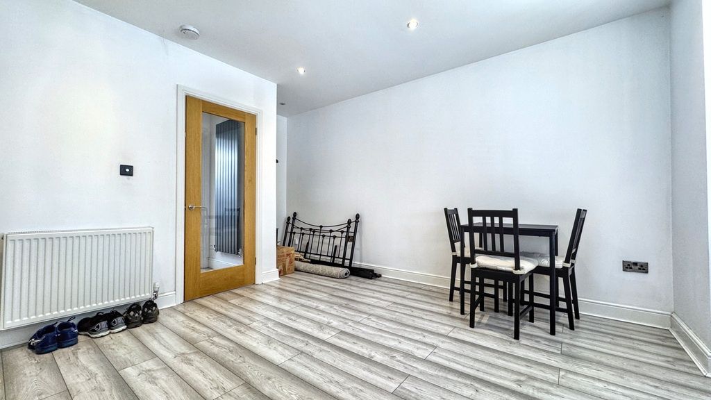 Property photo 1 of 11 Bright, Modern Living Area With Pale Wood-Effect F...