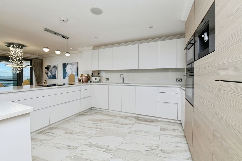 Property photo 3 of 25 Kitchen