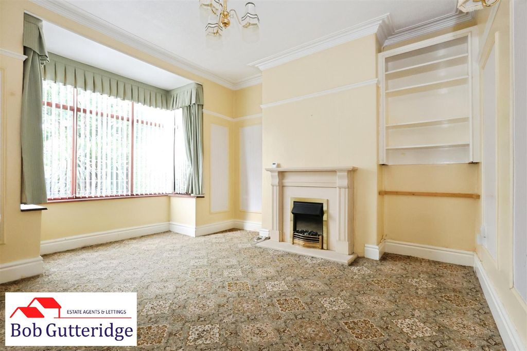 Property photo 2 of 27 Bay Fronted Lounge