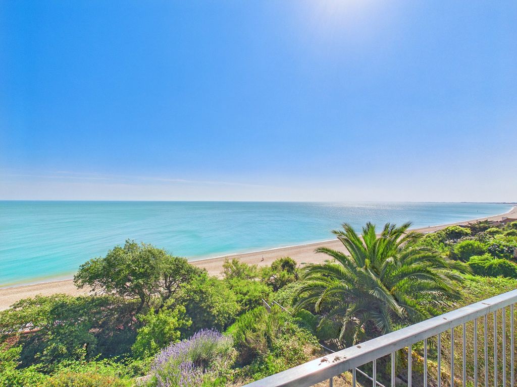 Property photo 2 of 30 Sea Views