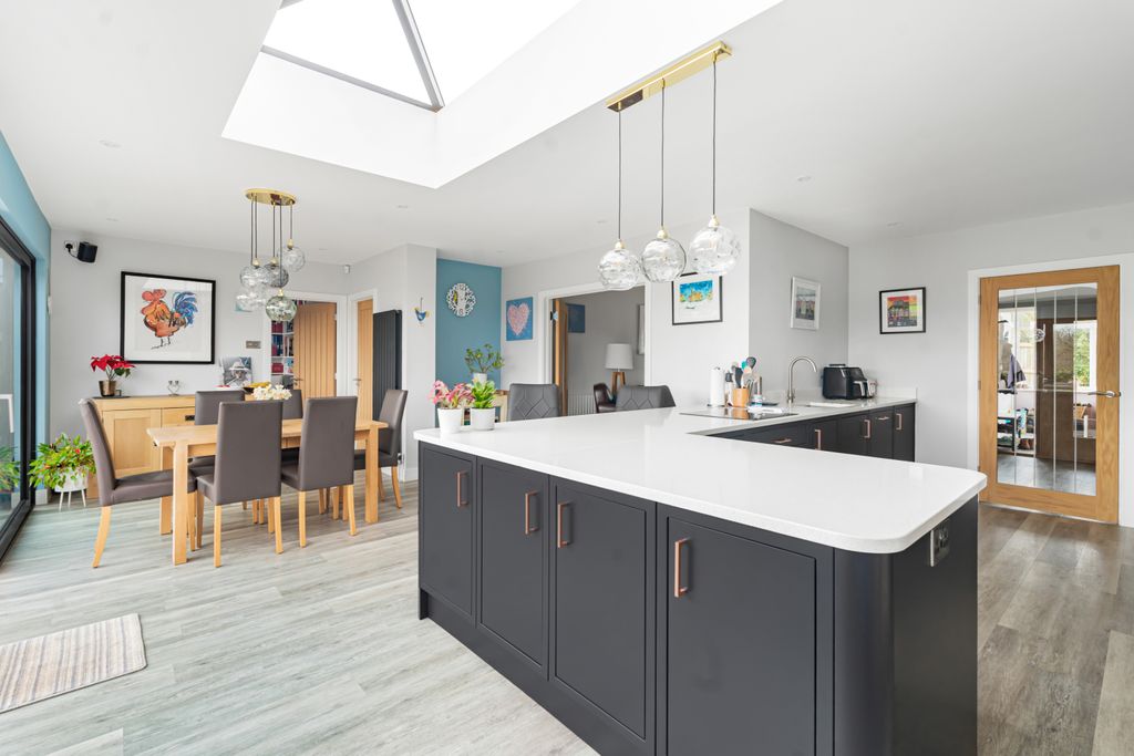 Property photo 2 of 23 Kitchen (3)