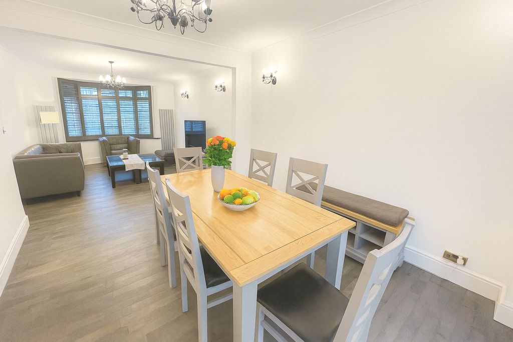 Property photo 2 of 10 Through Lounge