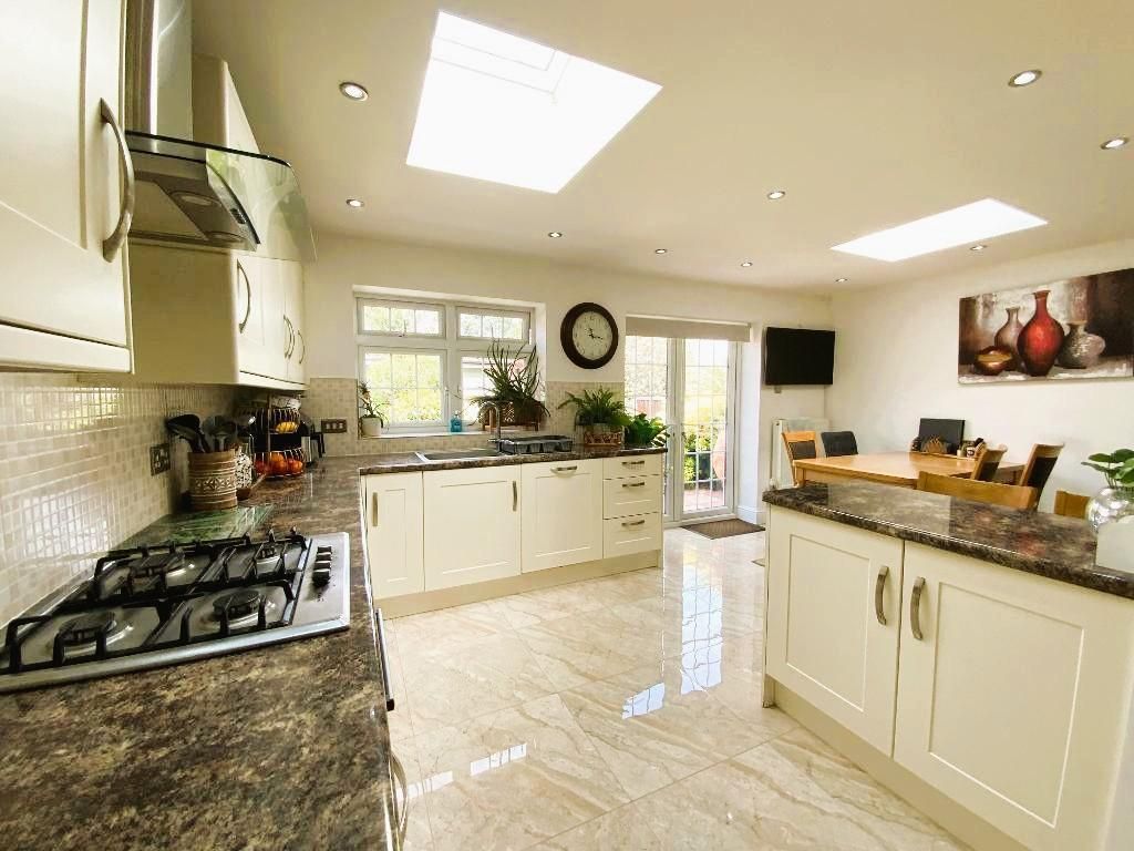 Property photo 2 of 17 L-Shaped Kitchen 17'6 x 17'