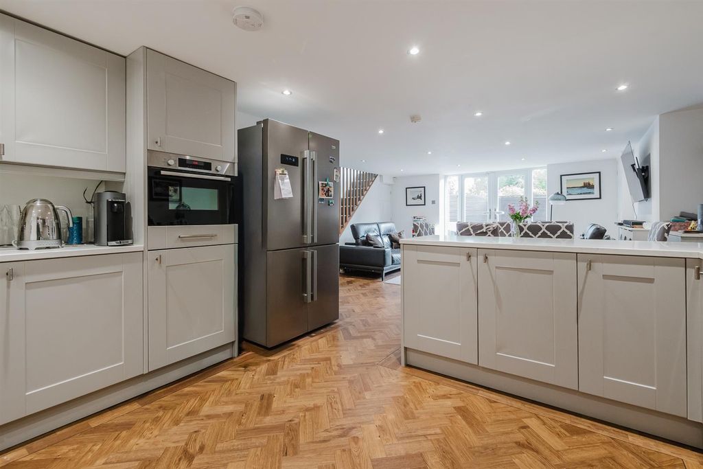 Property photo 3 of 31 Live In Dining Kitchen