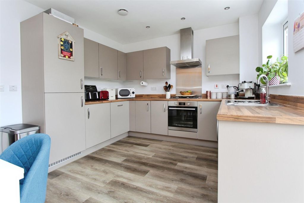 Property photo 2 of 18 Kitchen / Diner
