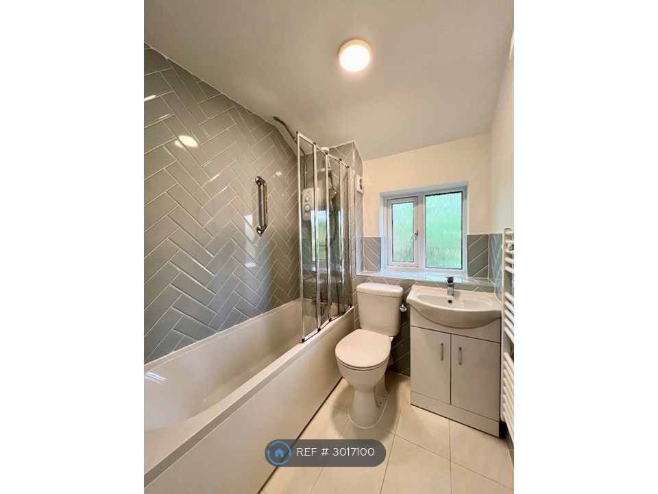 Property photo 1 of 9 Bathroom