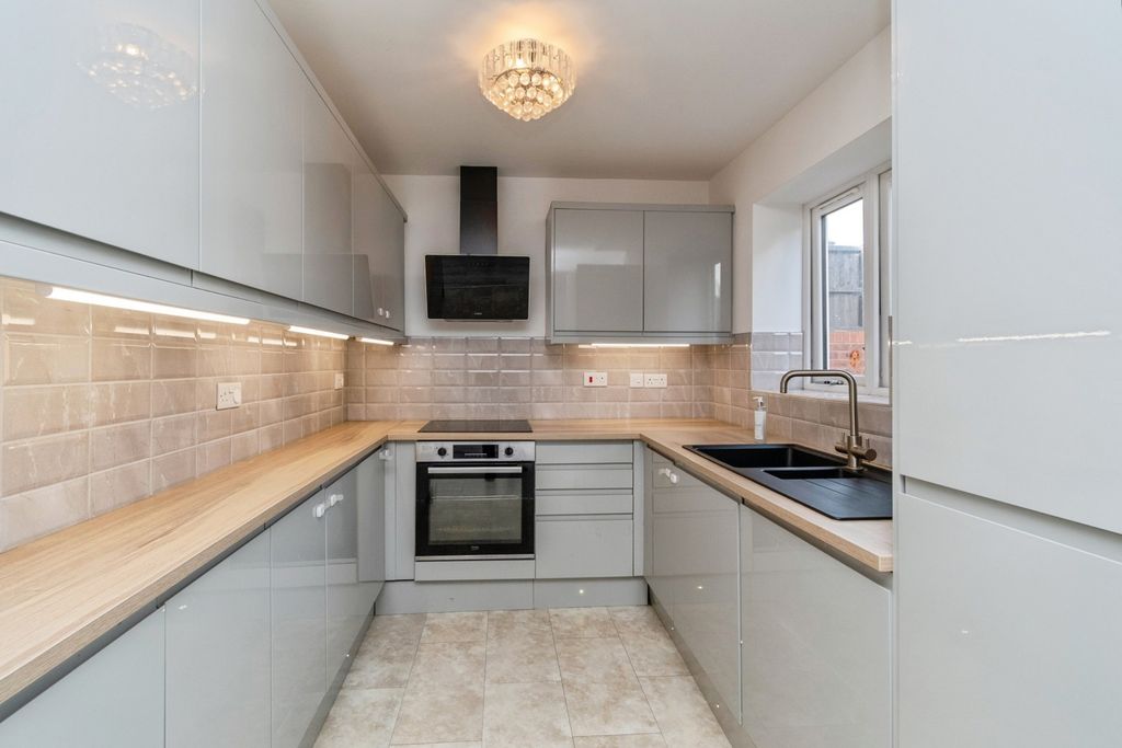 Property photo 2 of 19 Kitchen