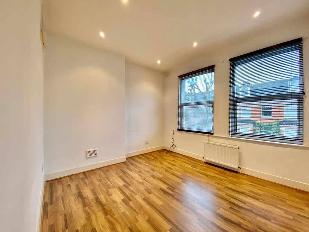 Property photo 1 of 7 Nelsons Are Proud To Present His Bright And Airy One Double Bedroom, 1st Floor Flat With An Additional Study, Situated Perfectly In The Heart Of Balham.