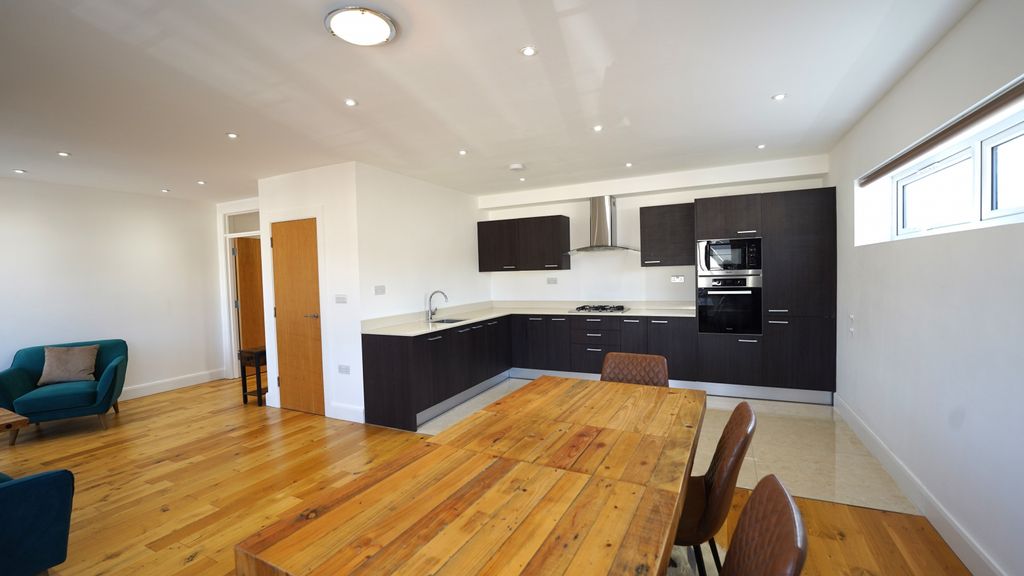 Property photo 1 of 15 3 Bed Flat Iver