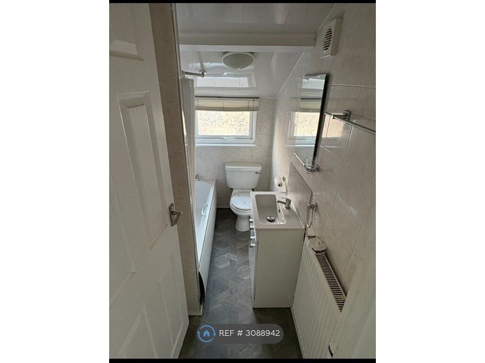 Property photo 3 of 6 Bathroom (Shower Over Bath)