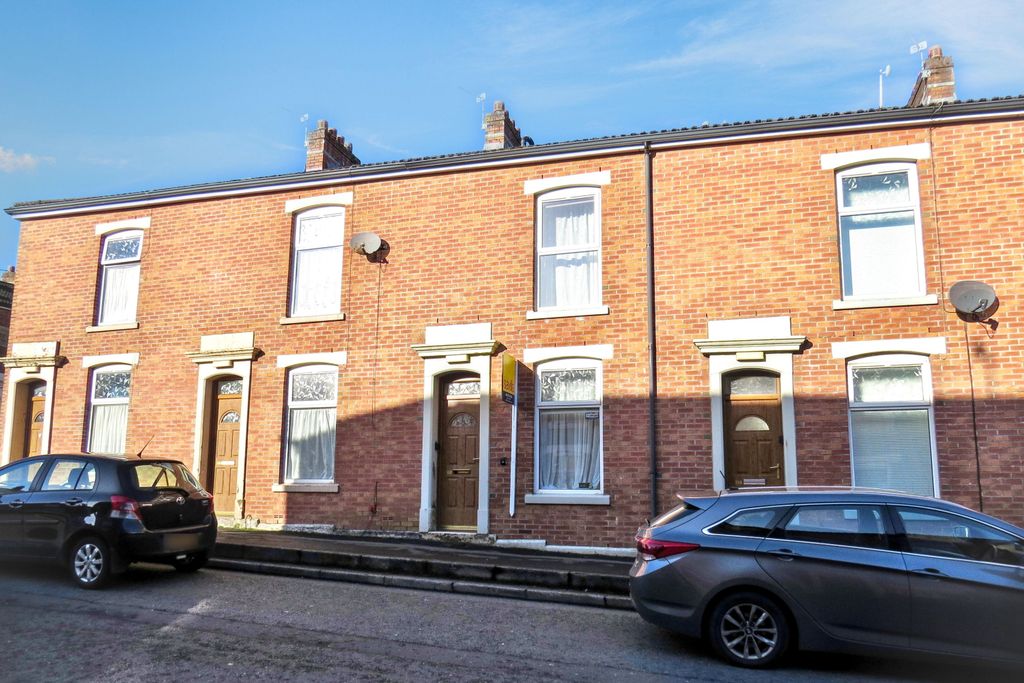 Property photo 2 of 11 118 Johnston Street, Blackburn, Lancashire, Bb2 1Hy