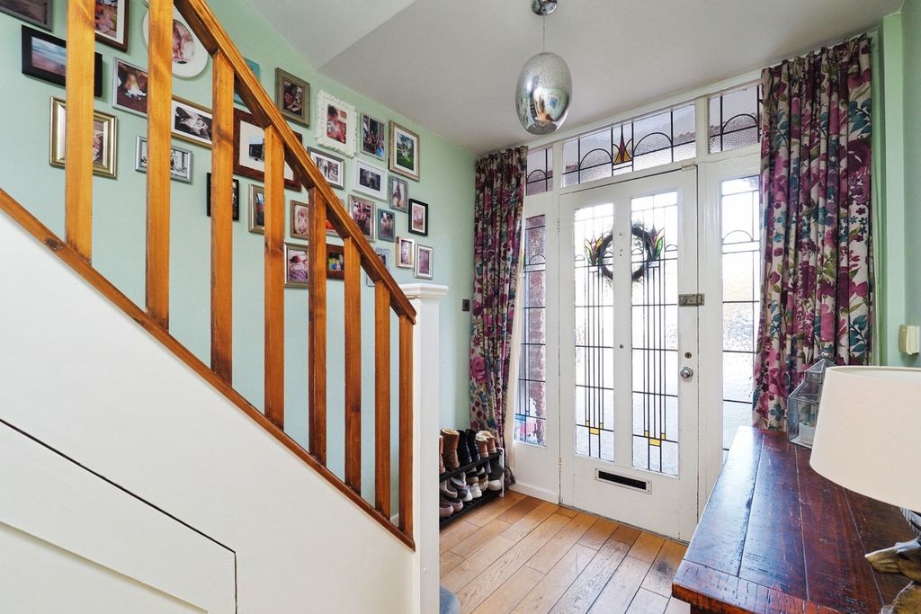 Property photo 3 of 23 Entrance Hallway