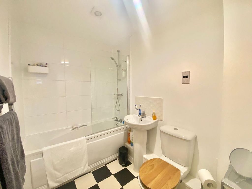 Additional image 9 of 2 bed flat for saleMereside, Huddersfield HD5