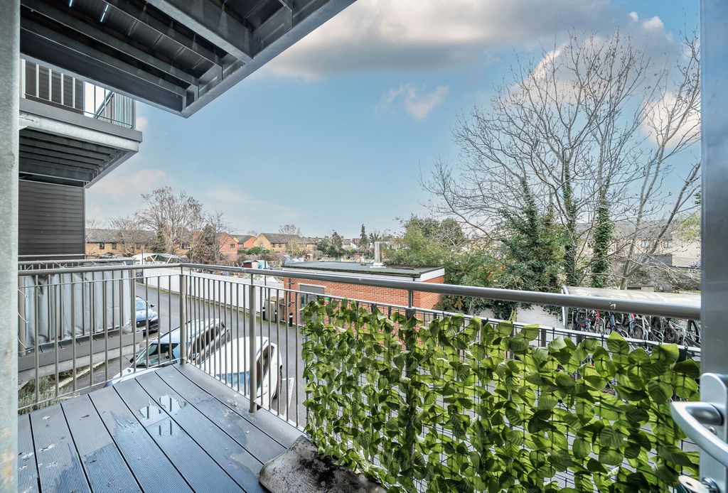 Property photo 1 of 14 1405880-5-697B83d...