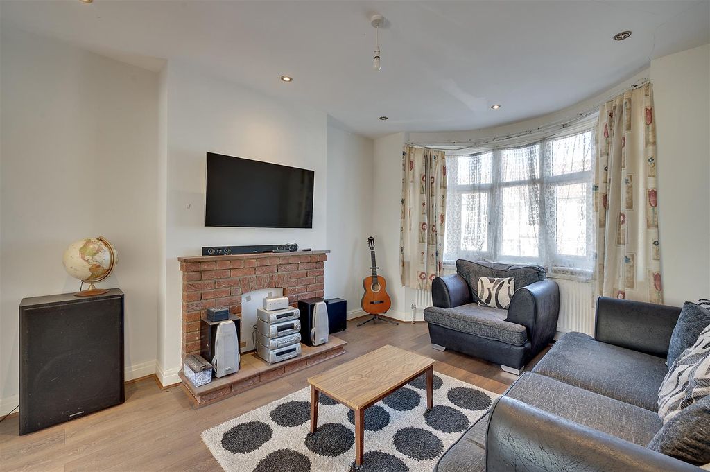 Property photo 2 of 18 Daniels_ Holden Avenue Kingsbury, London Nw9 _003.