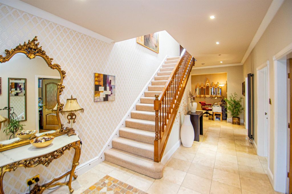 Property photo 2 of 32 Entrance Hall