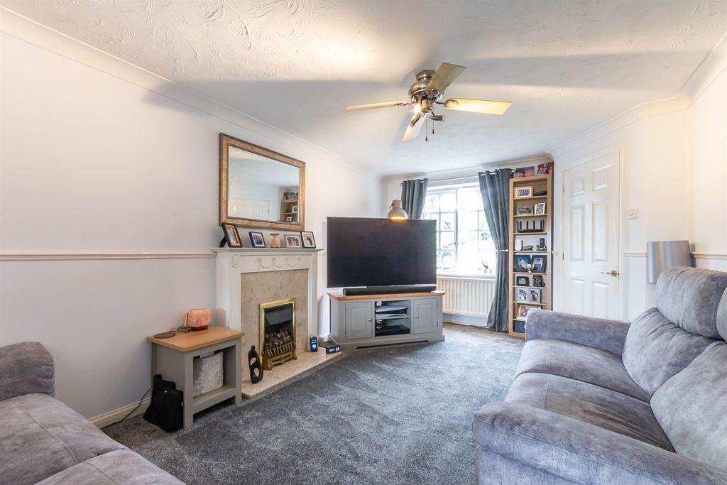 Property photo 3 of 16 Lounge