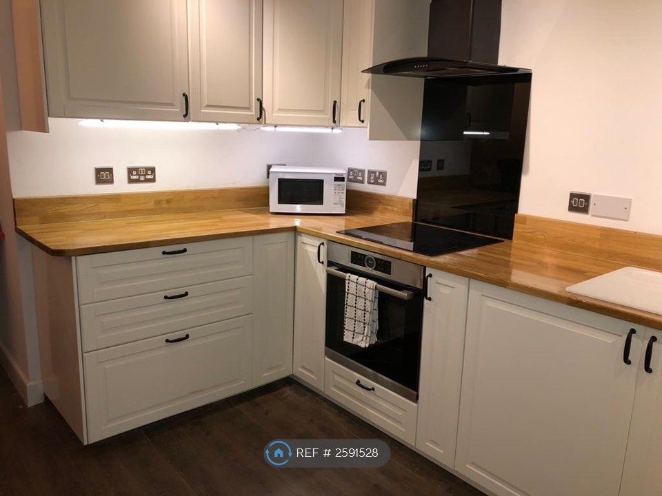 Property photo 3 of 14 Kitchen Oven