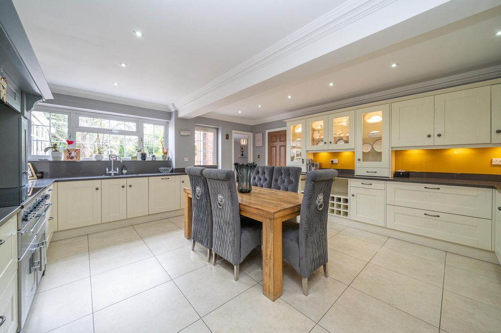 Property photo 3 of 40 33-King-Edward-Avenue-03881