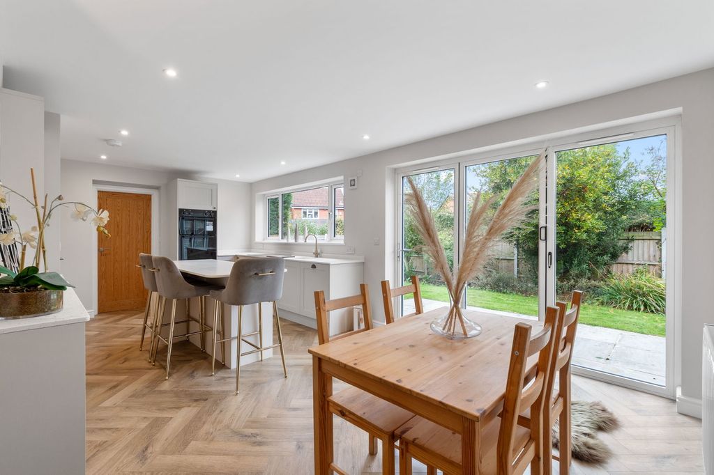 Property photo 2 of 32