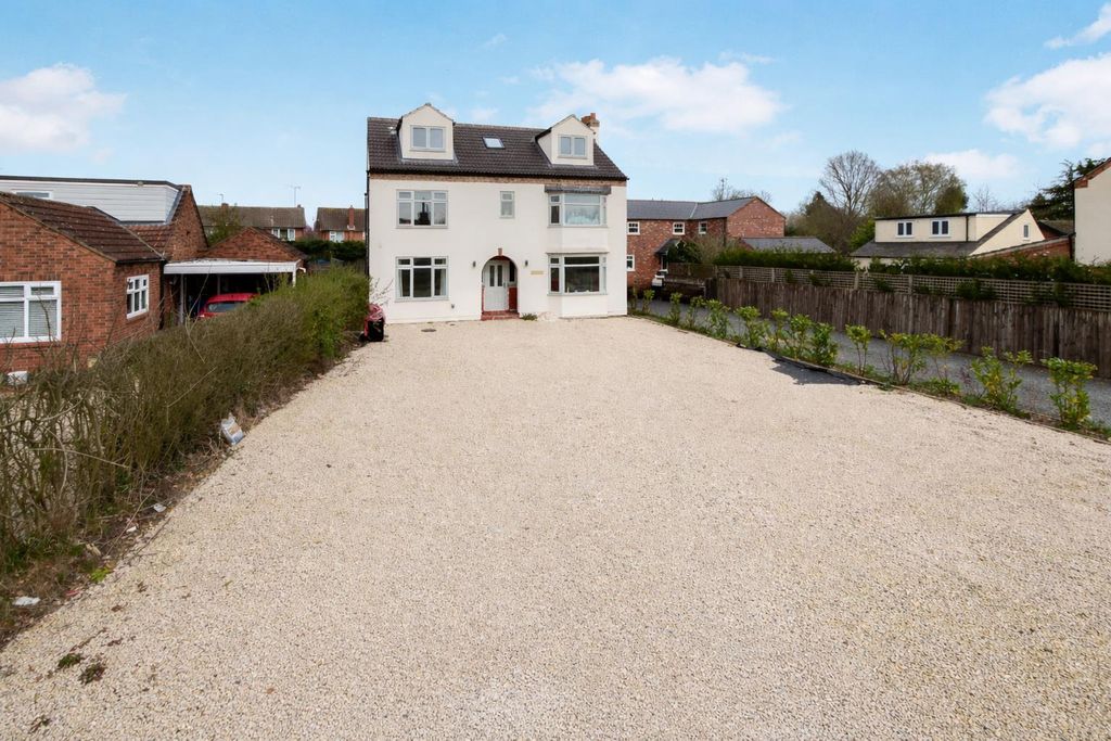 Property photo 1 of 19 Freshly Gravelled Driveway And Home Exterior.Png