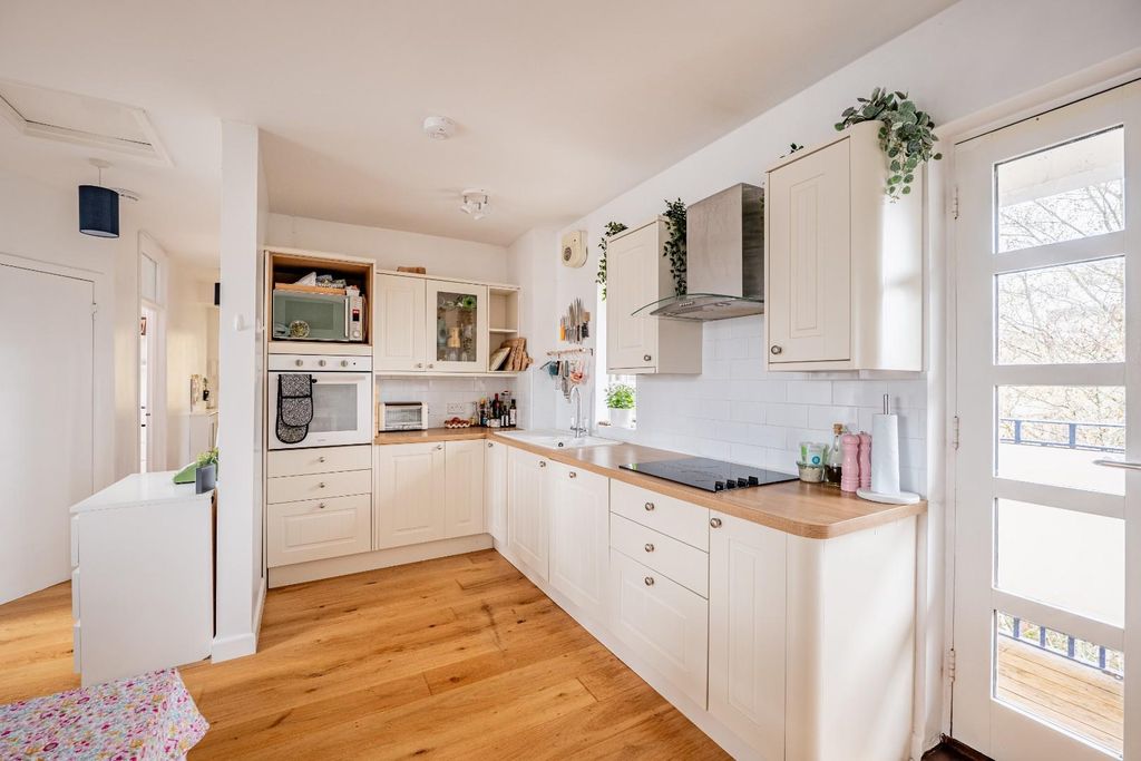 Property photo 3 of 17 4 Riverside Gardens Ba1 1Xa-15.Jpg