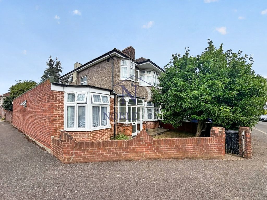 Property photo 1 of 20 4 Bedroom House With Self-Contained 1 Bedroom Granny Annex In Hounslow