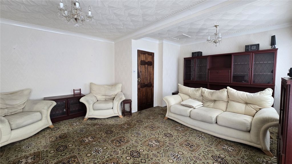 Property photo 3 of 10 Lounge