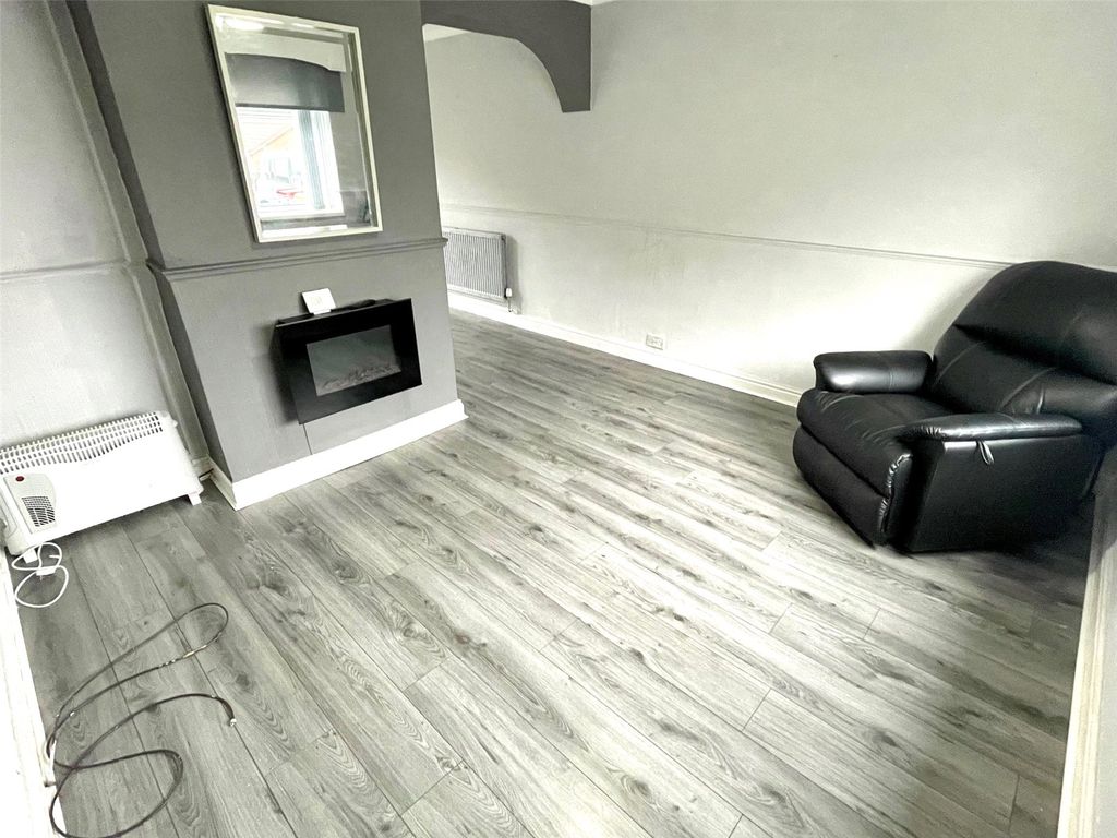 Property photo 3 of 17 Lounge