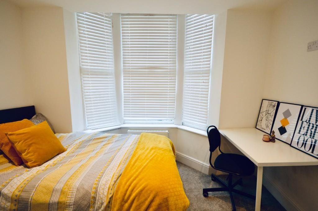 Property photo 2 of 15 Cozy Double Bedroom Featuring A Bright Bay Window ...