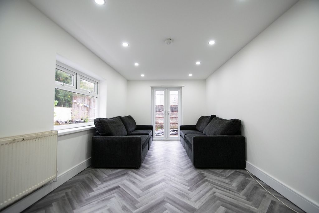 Property photo 1 of 6 Photo 2