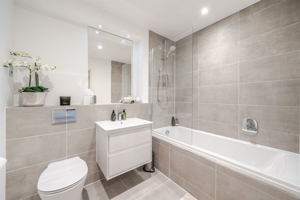 Additional image 12 of 2 bed penthouse for saleThe Colonnade, Maidenhead SL6